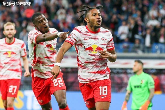 五大联赛本赛季最佳阵容 莱万搭档萨拉赫冲锋陷阵